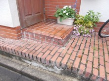 玄関ドアとタイルを変えてスタイリッシュな玄関まわりに 玄関ドアとタイルを変えてスタイリッシュな玄関まわりに